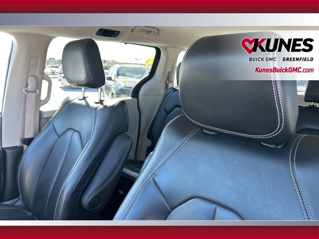 Used 2023 Chrysler Pacifica Touring-L image 17