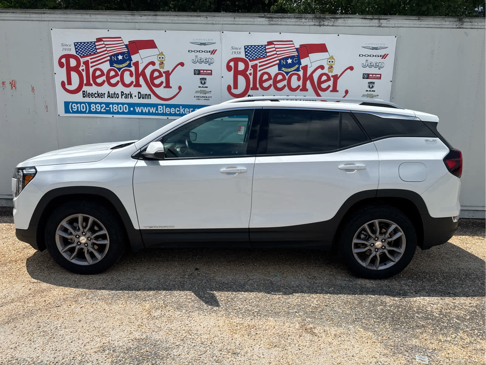 Used 2024 GMC Terrain SLT AWD/4WD image 7
