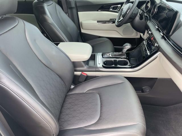 Used 2024 Kia Carnival EX image 34