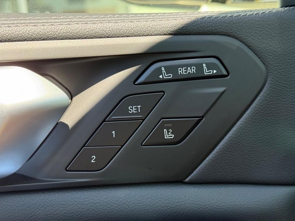 Used 2021 BMW X7 xDrive40i w/ Premium Package AWD/4WD image 16