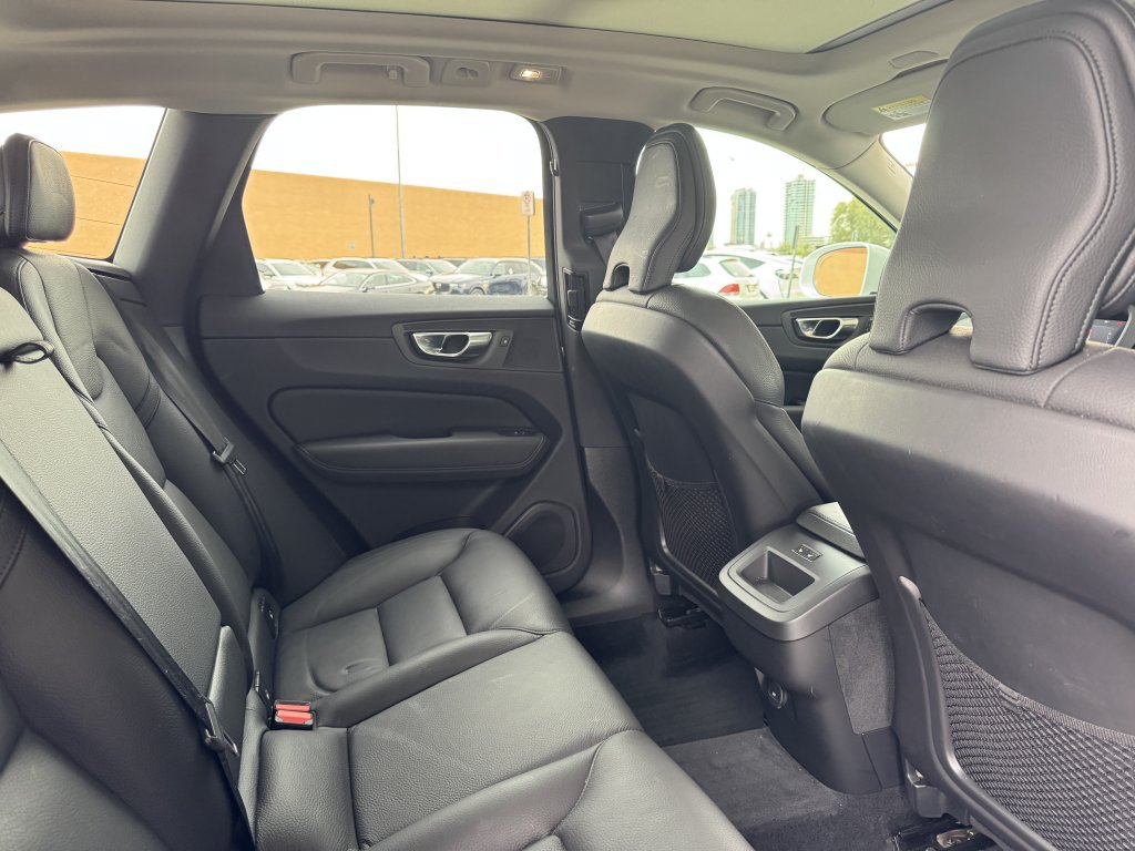 Used 2022 Volvo XC60 B5 Momentum w/ Climate Package AWD/4WD image 39