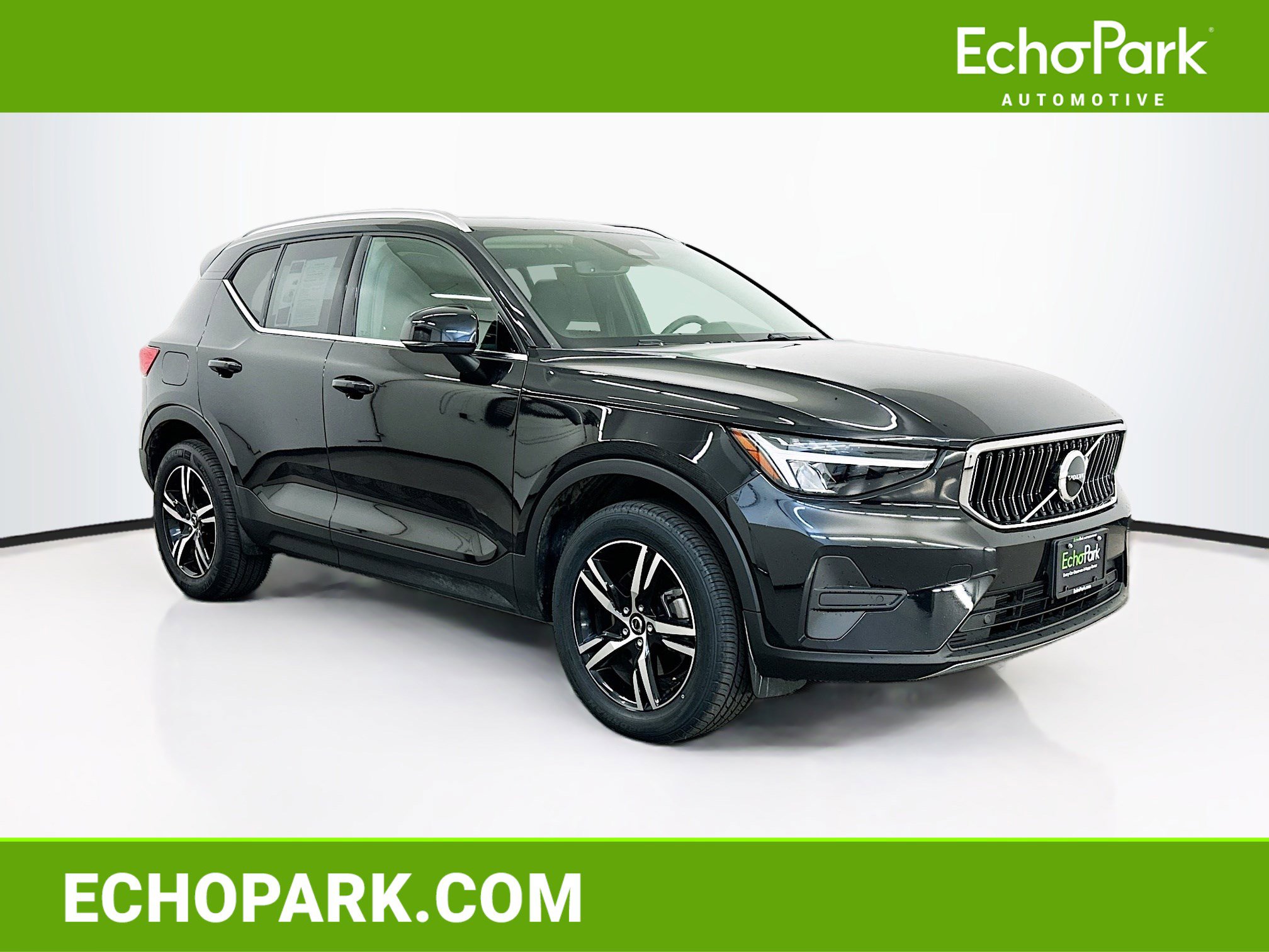 Used 2025 Volvo XC40 B5 Core image 1