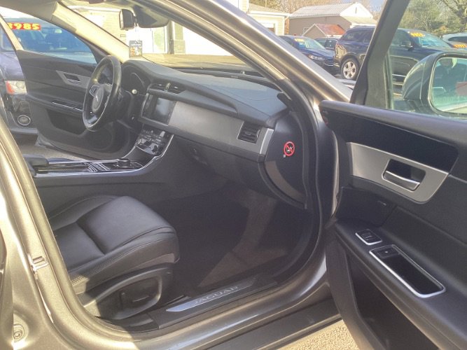 Used 2018 Jaguar XF Premium image 8