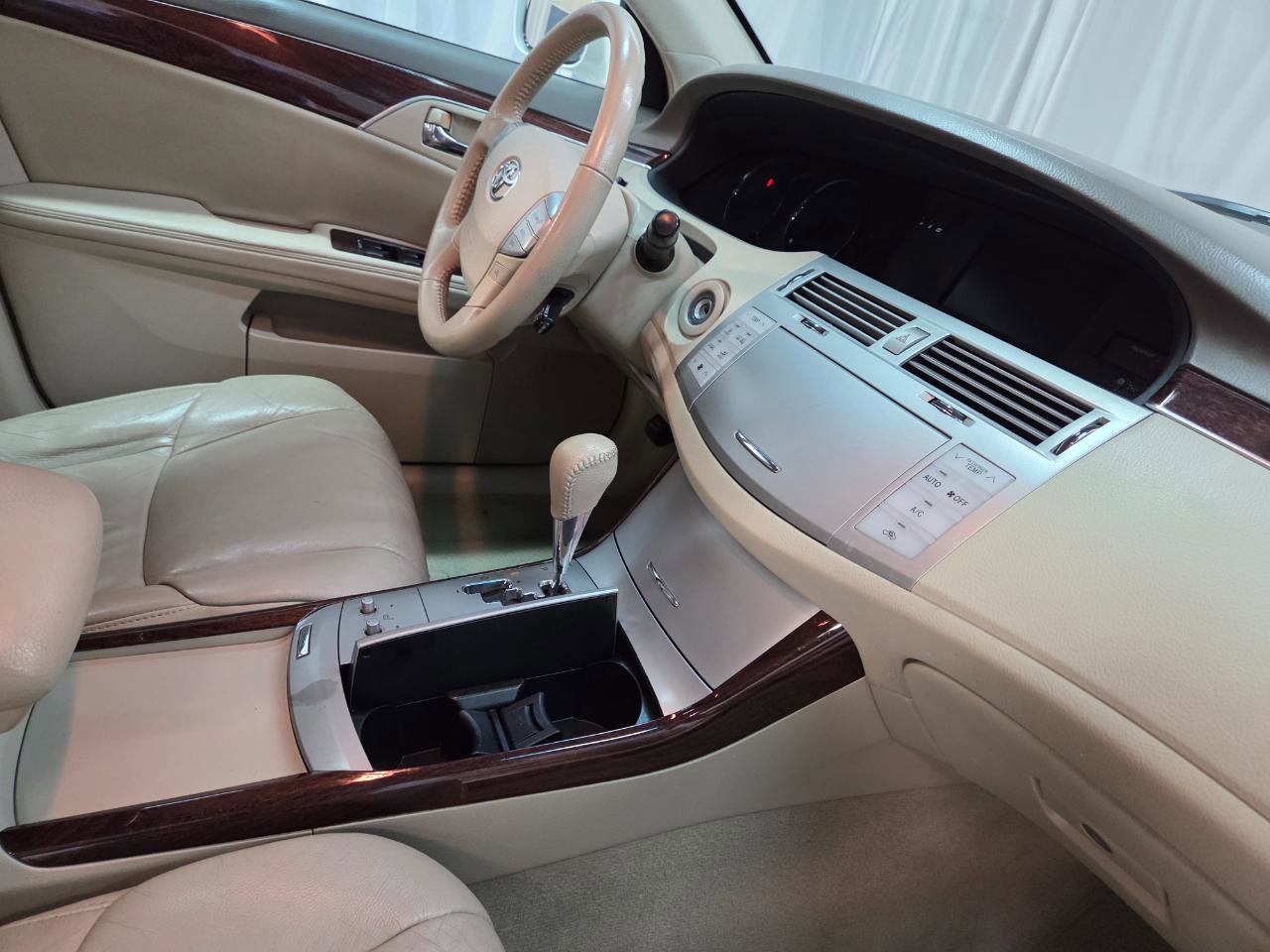 Used 2010 Toyota Avalon XLS FWD image 20