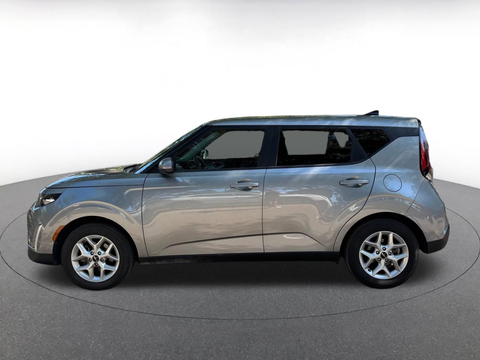 Used 2025 Kia Soul LX w/ LX Technology Package FWD image 4