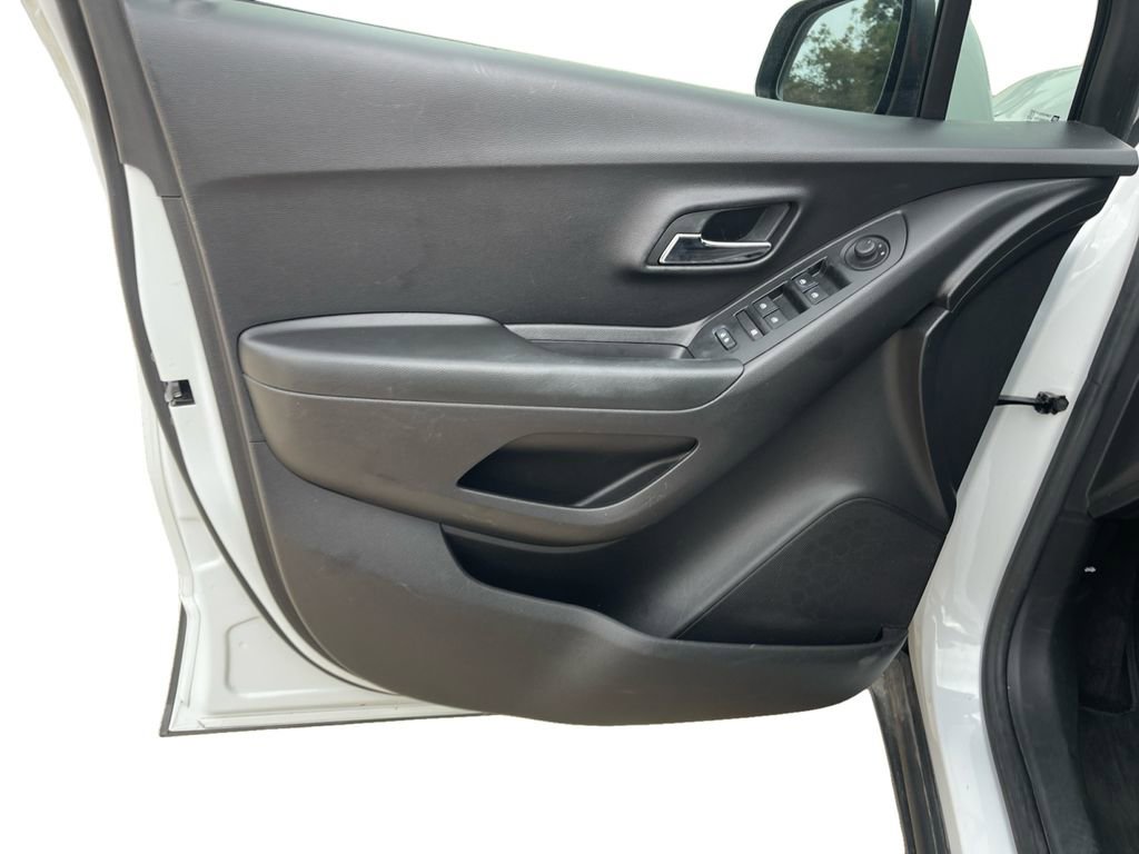 Used 2022 Chevrolet Trax LT w/ LT Convenience Package image 24