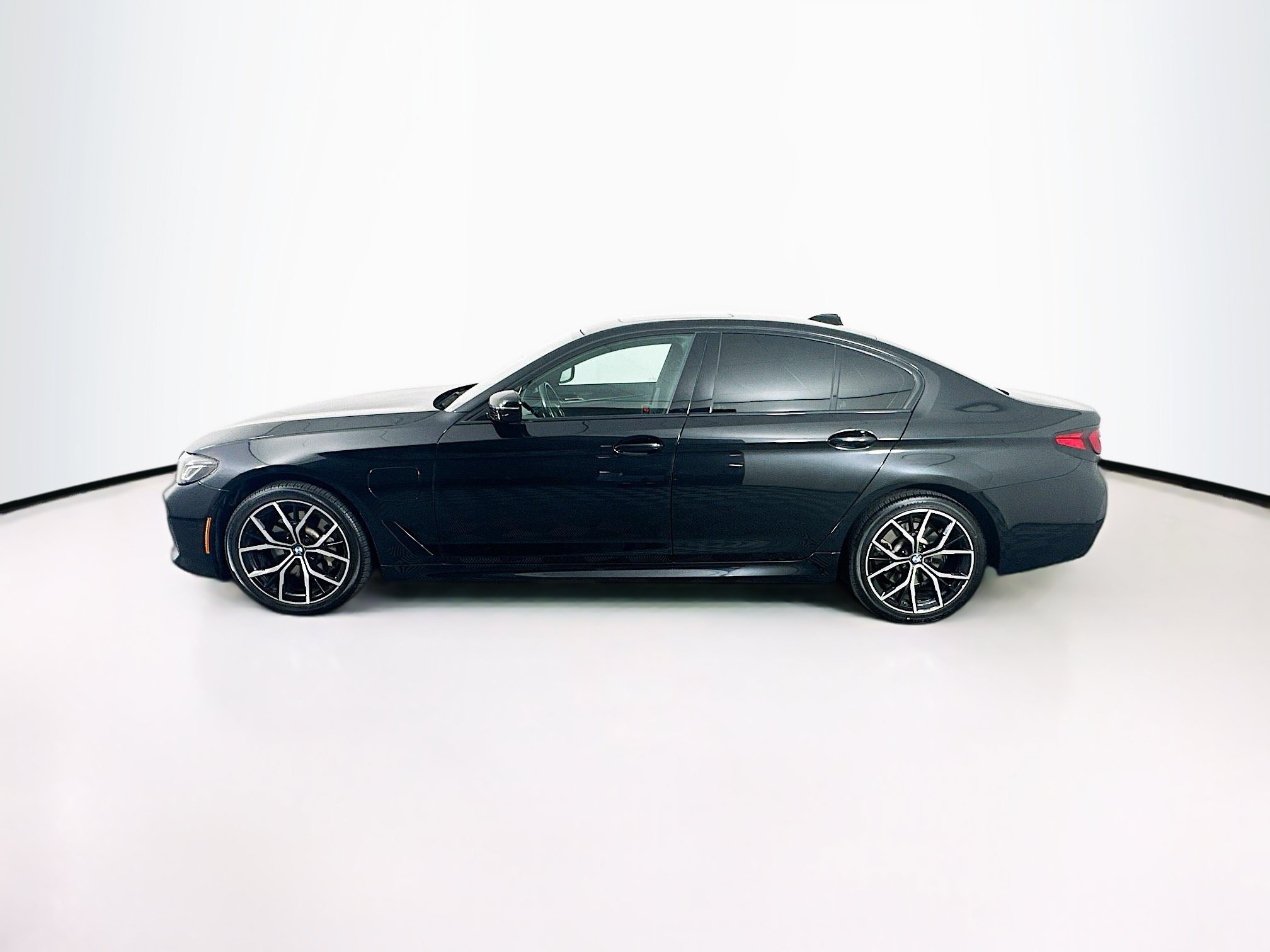 Used 2021 BMW 530e w/ M Sport Package RWD image 4