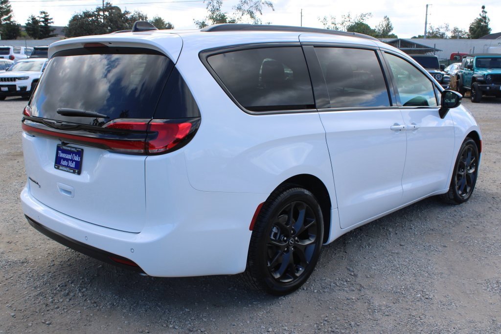 New 2026 Chrysler Pacifica Select w/ S Appearance Package image 4