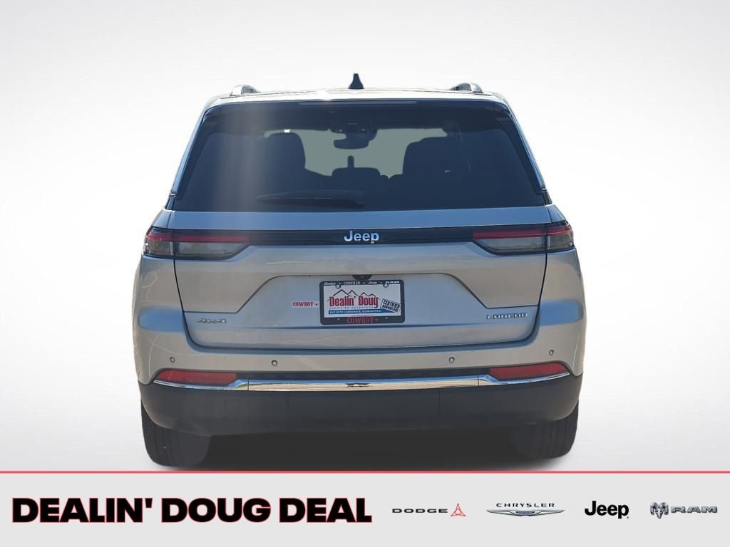 Used 2023 Jeep Grand Cherokee Laredo image 4
