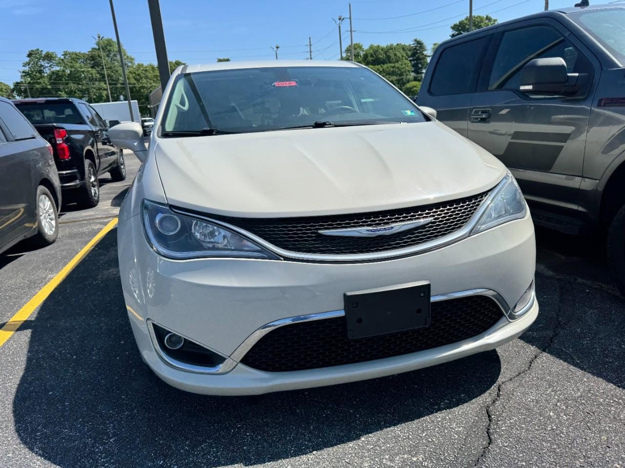 Used 2020 Chrysler Pacifica Touring w/ Cold Weather Group FWD image 3