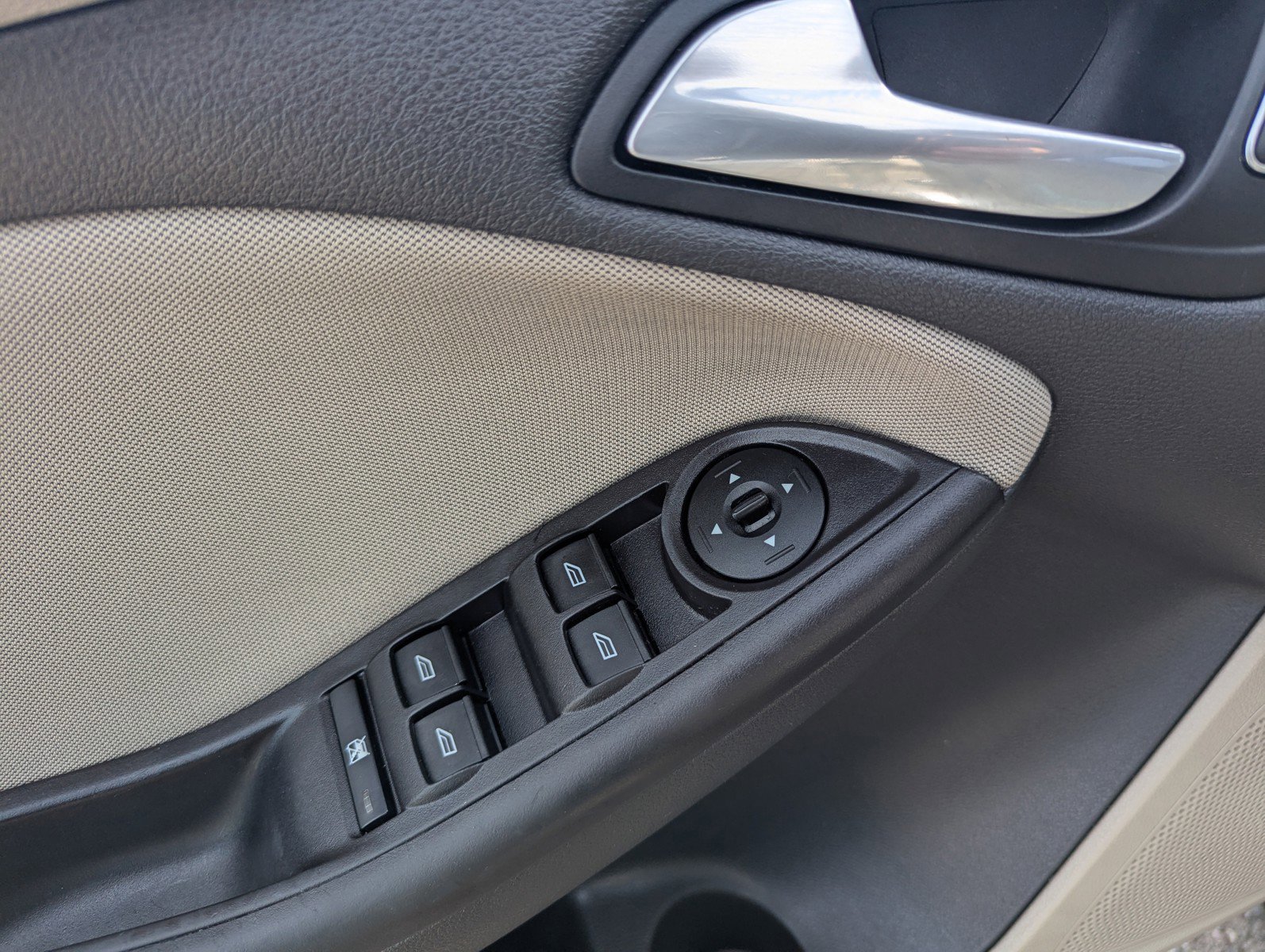 Used 2018 Ford Focus SE w/ SE Appearance Package image 12