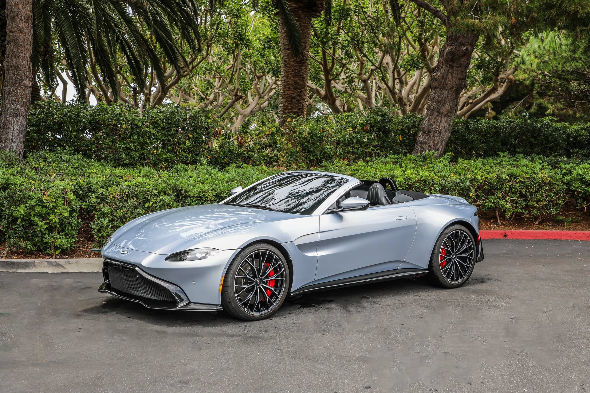 Used 2023 Aston Martin V8 Vantage Roadster RWD image 3