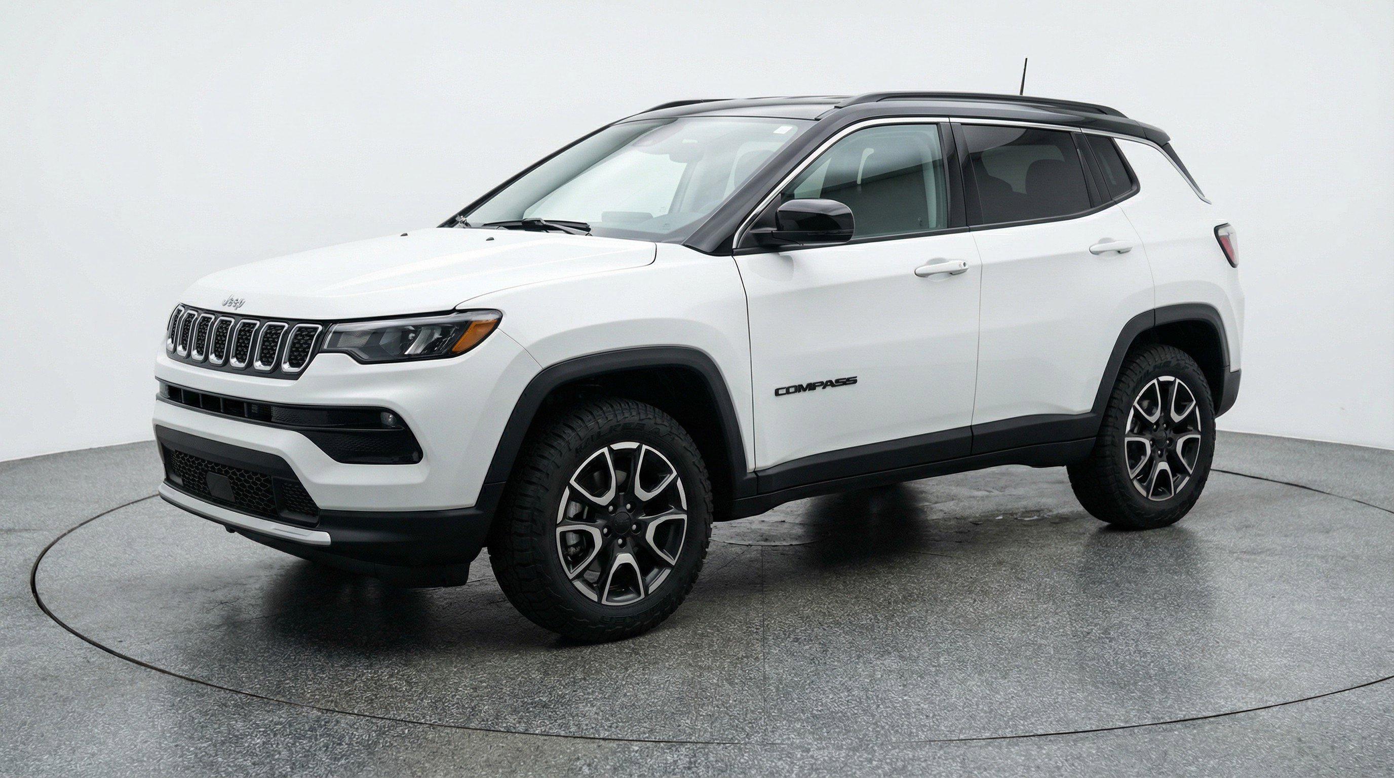 Used 2025 Jeep Compass Trailhawk image 3