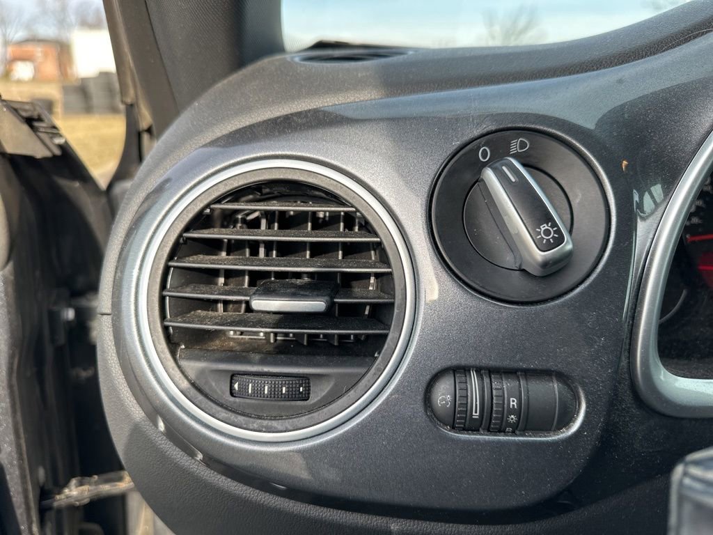 Used 2012 Volkswagen Beetle 2.5 image 19