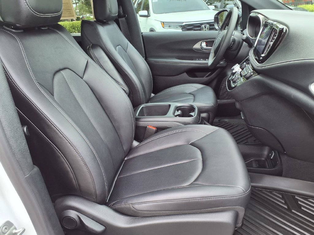 Used 2026 Chrysler Pacifica Select FWD image 14