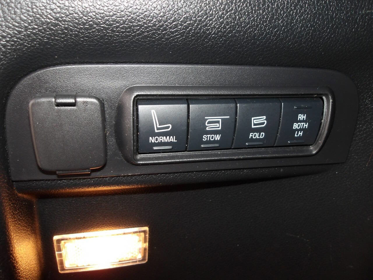 Used 2018 Ford Explorer Limited image 33