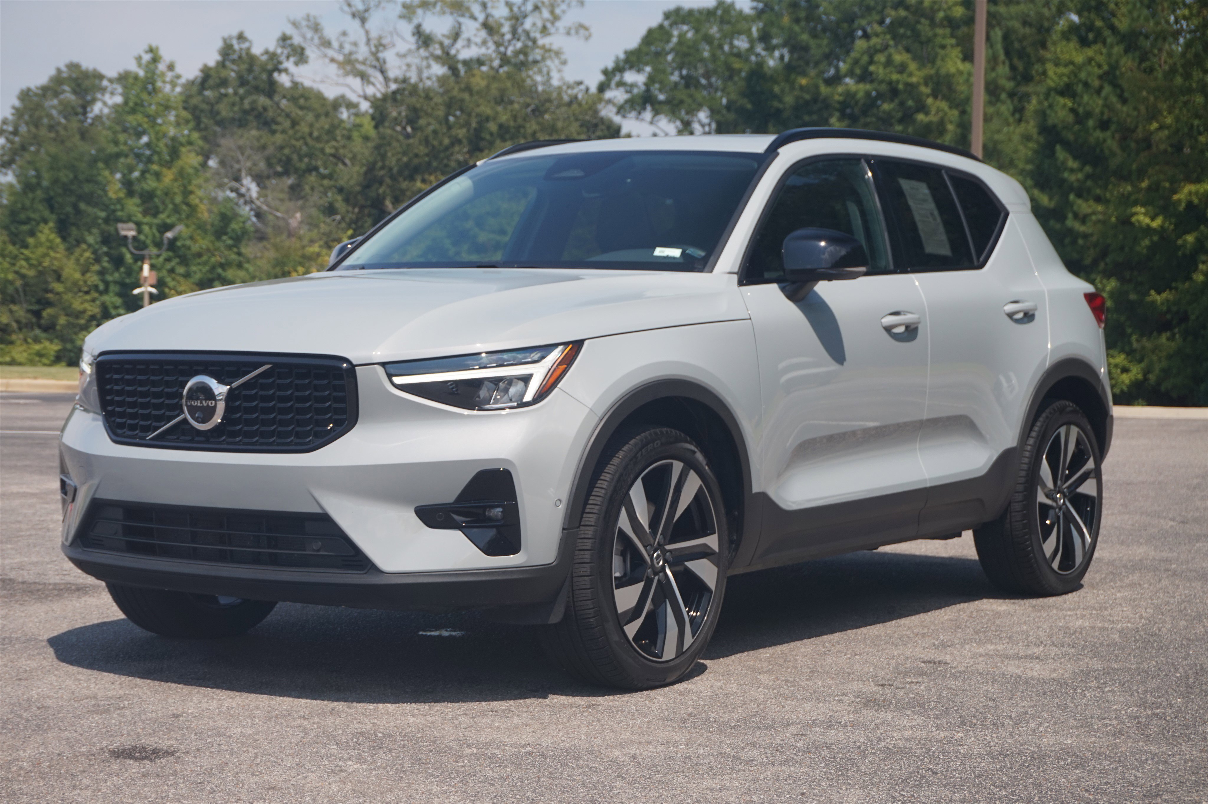 Used 2025 Volvo XC40 B5 Plus image 5