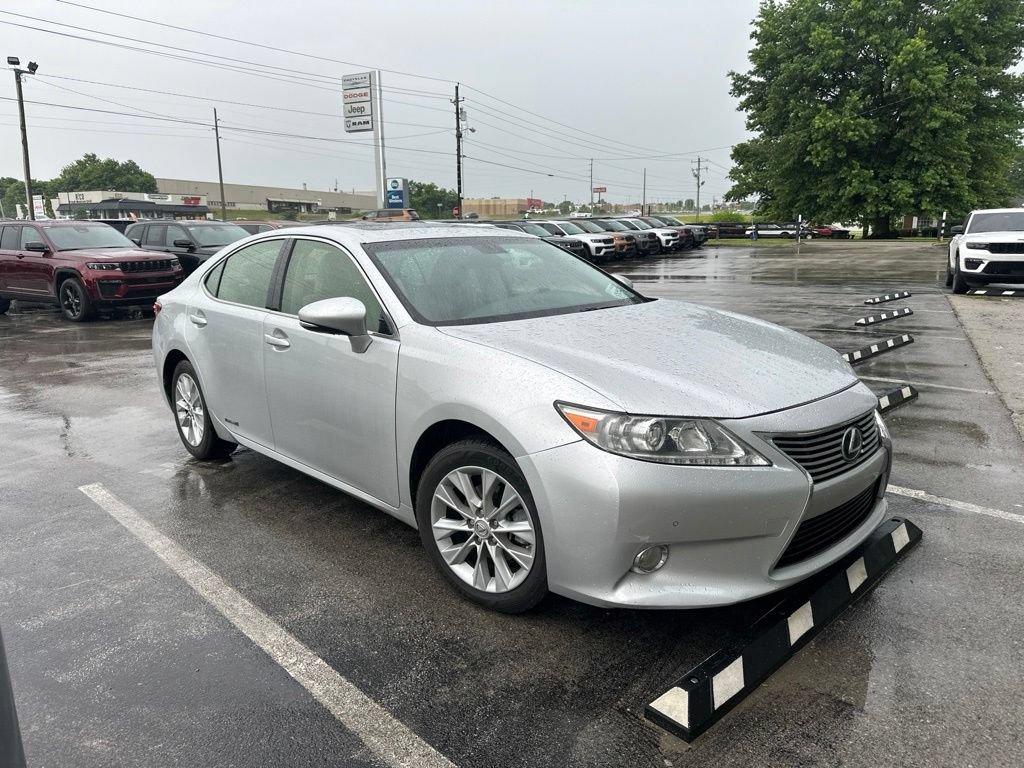 Used 2013 Lexus ES 300h w/ Premium Pkg FWD image 2