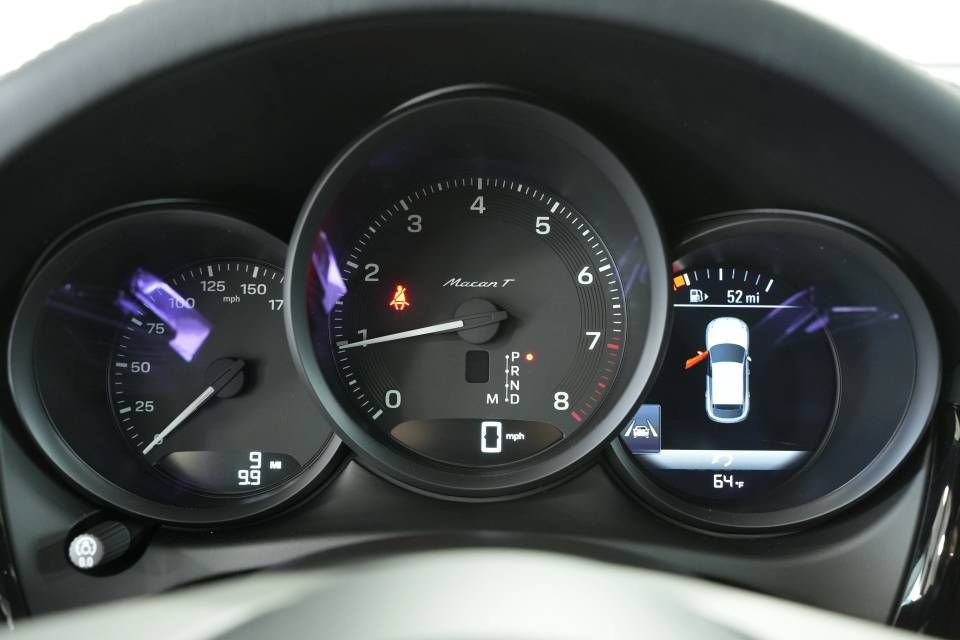 Certified 2025 Porsche Macan Turbo AWD/4WD image 14