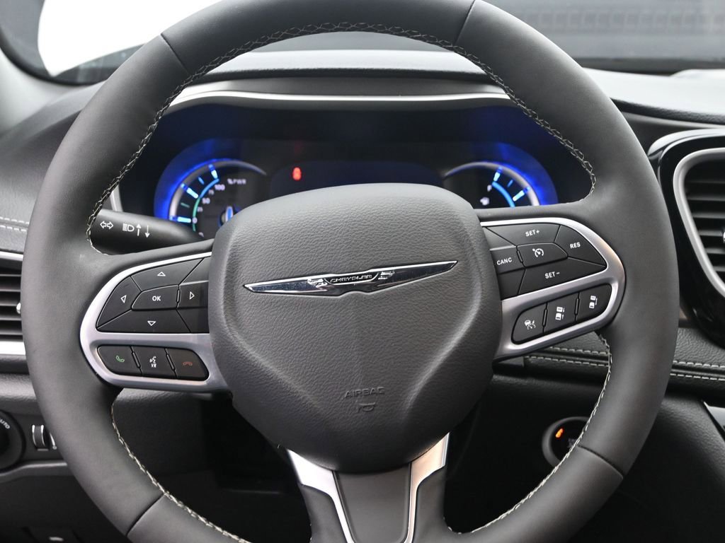 Used 2025 Chrysler Pacifica Select w/ Uconnect Theater Family Group image 28