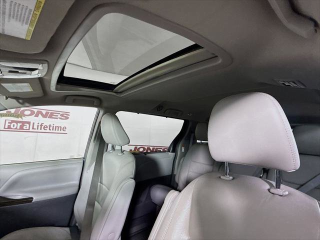 Certified 2019 Toyota Sienna XLE w/ Carpet Mat Package FWD image 11