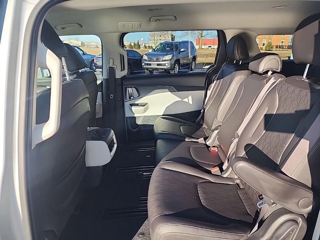 Used 2023 Kia Carnival LX image 23