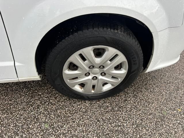 Used 2019 Dodge Grand Caravan SE w/ UConnect Hands-Free Group image 33