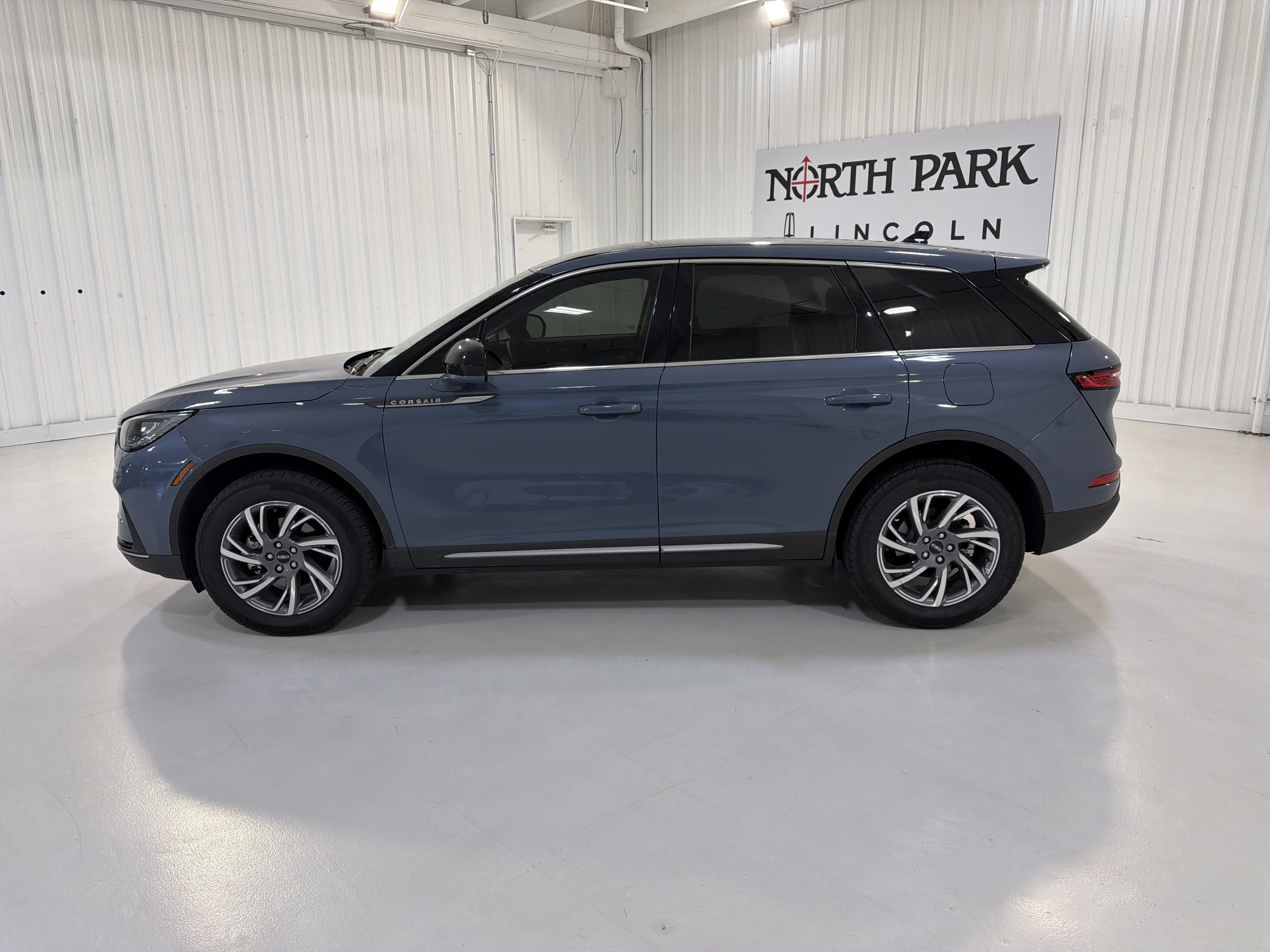 Used 2025 Lincoln Corsair FWD image 2