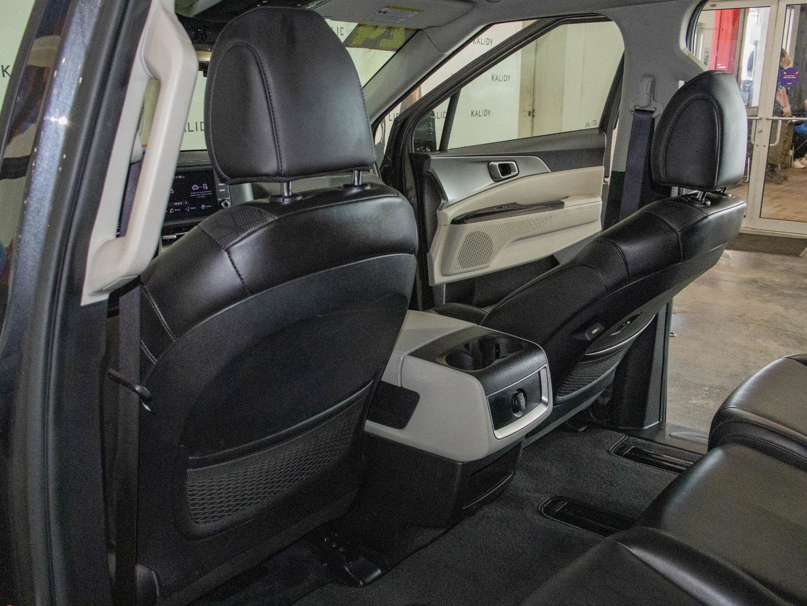 Used 2024 Kia Carnival LX image 9