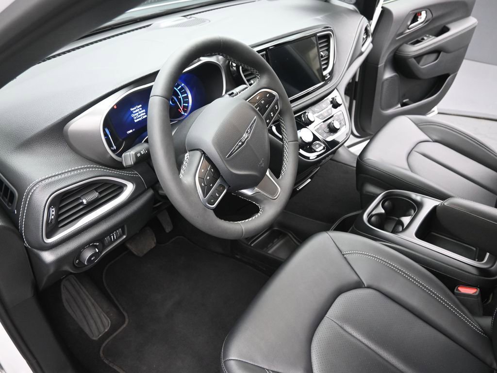 Used 2025 Chrysler Pacifica Select w/ Uconnect Theater Family Group image 9