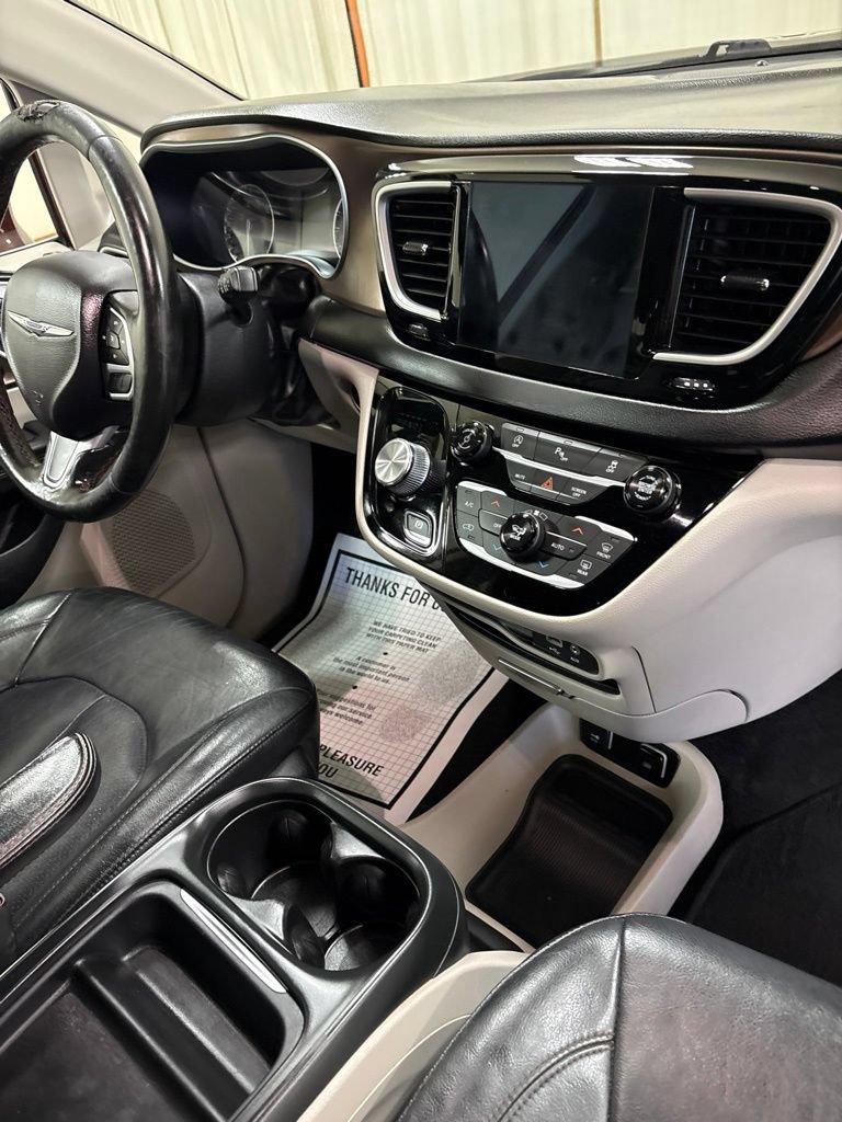 Used 2019 Chrysler Pacifica Touring-L FWD image 27