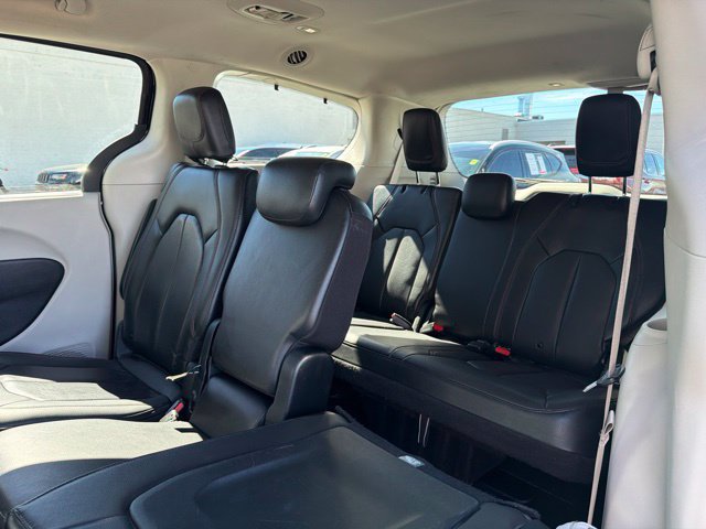 Used 2020 Chrysler Pacifica Touring-L FWD image 18