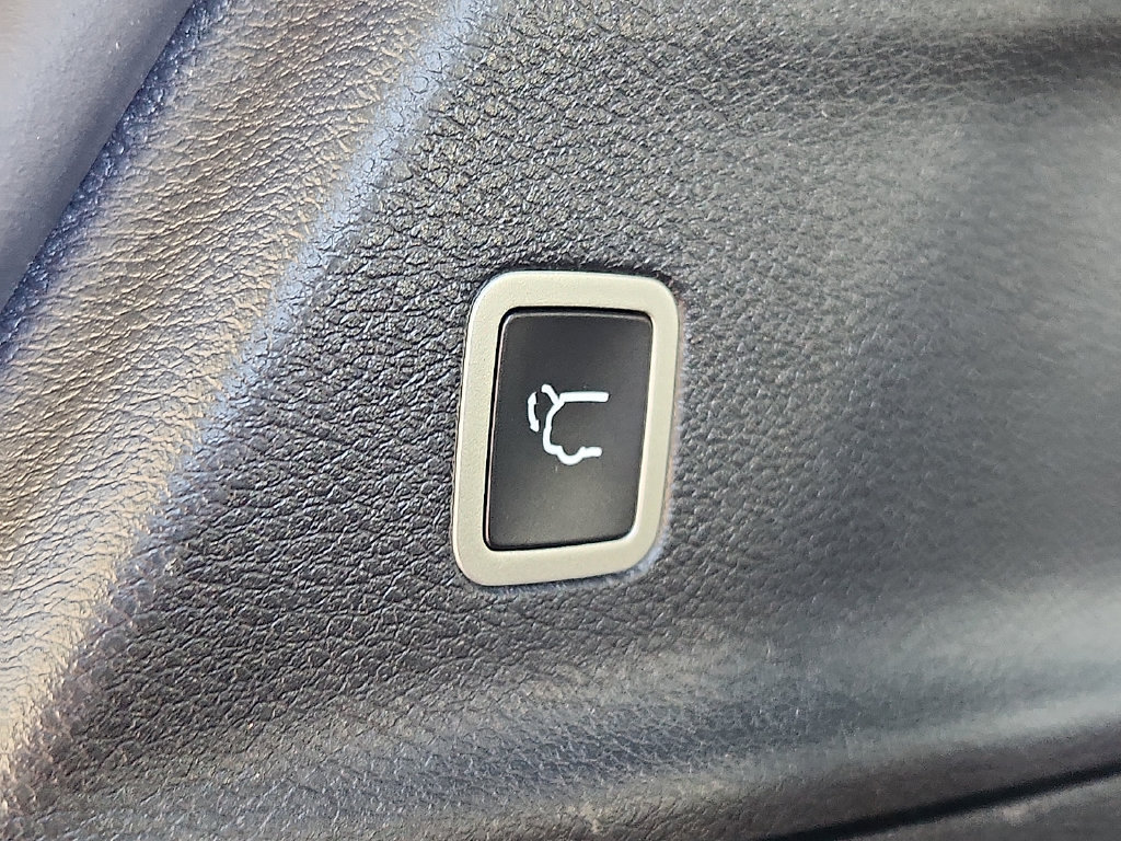 Used 2024 Chrysler Pacifica Premium FWD image 32