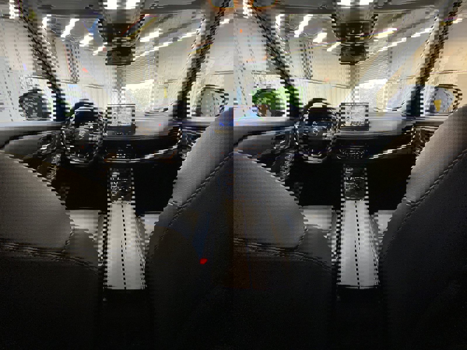 Used 2025 Nissan Rogue SL w/ Tech Package image 18