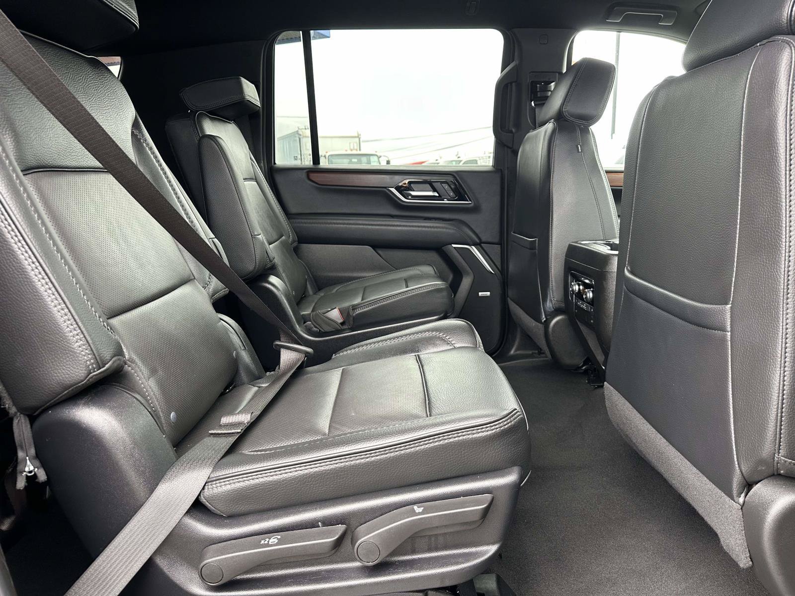Used 2025 GMC Yukon XL Denali AWD/4WD image 29