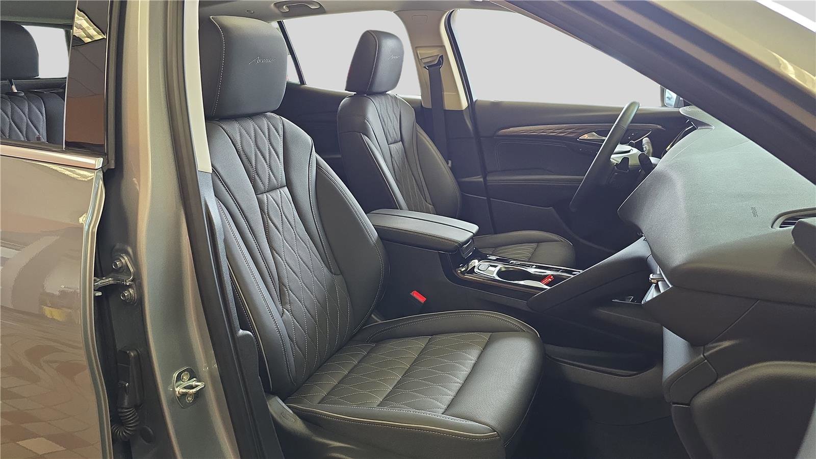 Used 2023 Buick Envision Avenir image 12