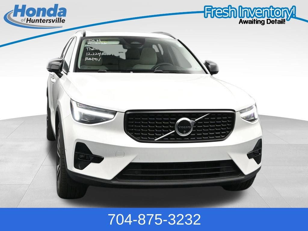 Used 2025 Volvo XC40 B5 Plus AWD/4WD image 1