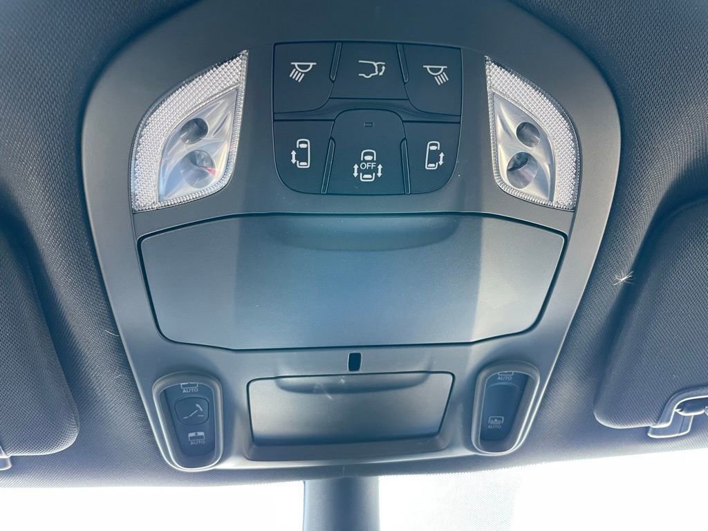 Used 2025 Chrysler Pacifica Limited image 21