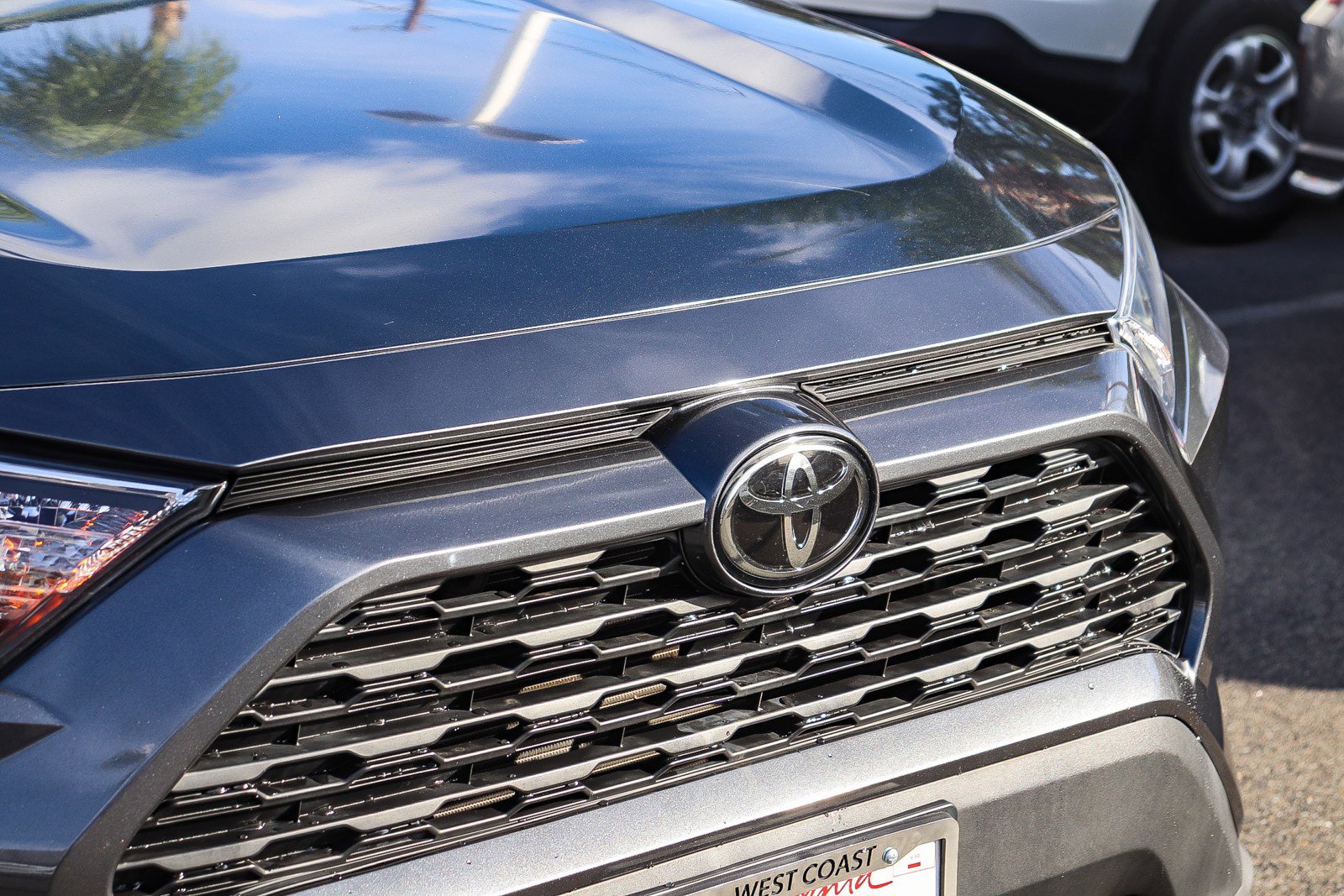 Used 2021 Toyota RAV4 XLE Premium image 6