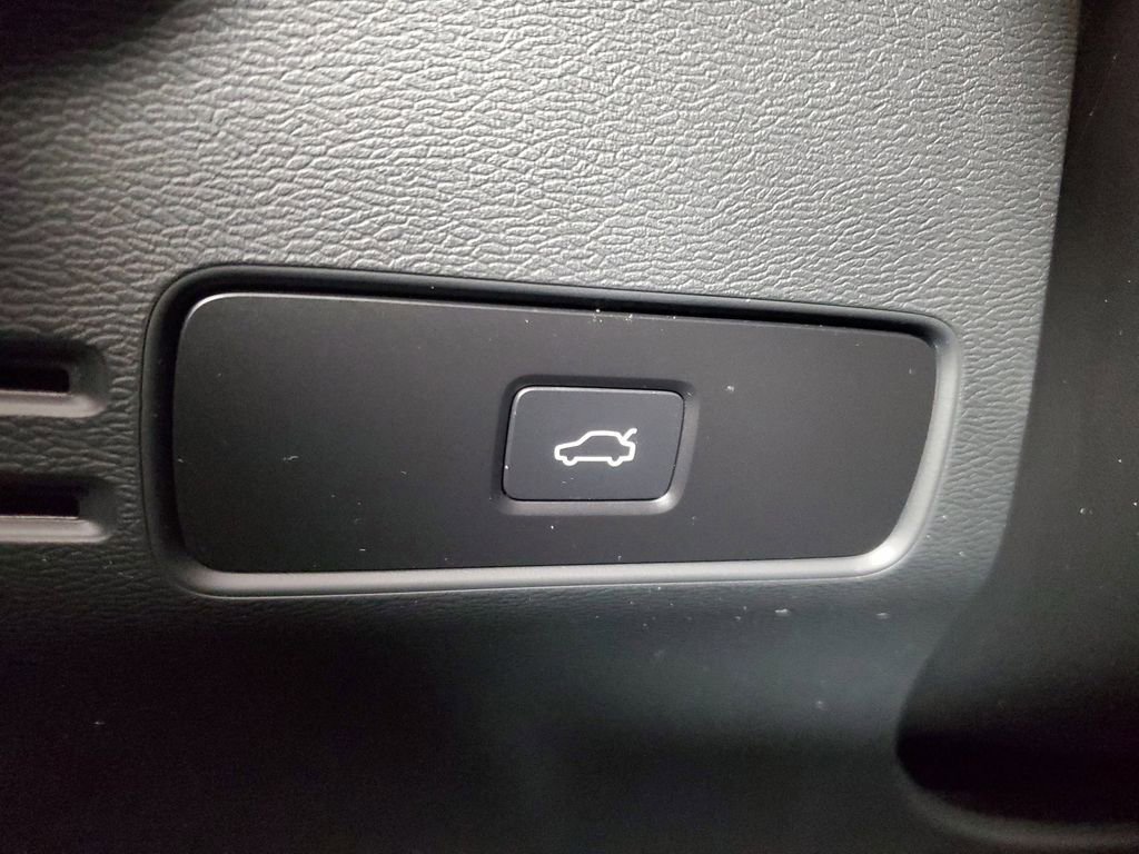 Certified 2025 Volvo XC40 B5 Plus image 38