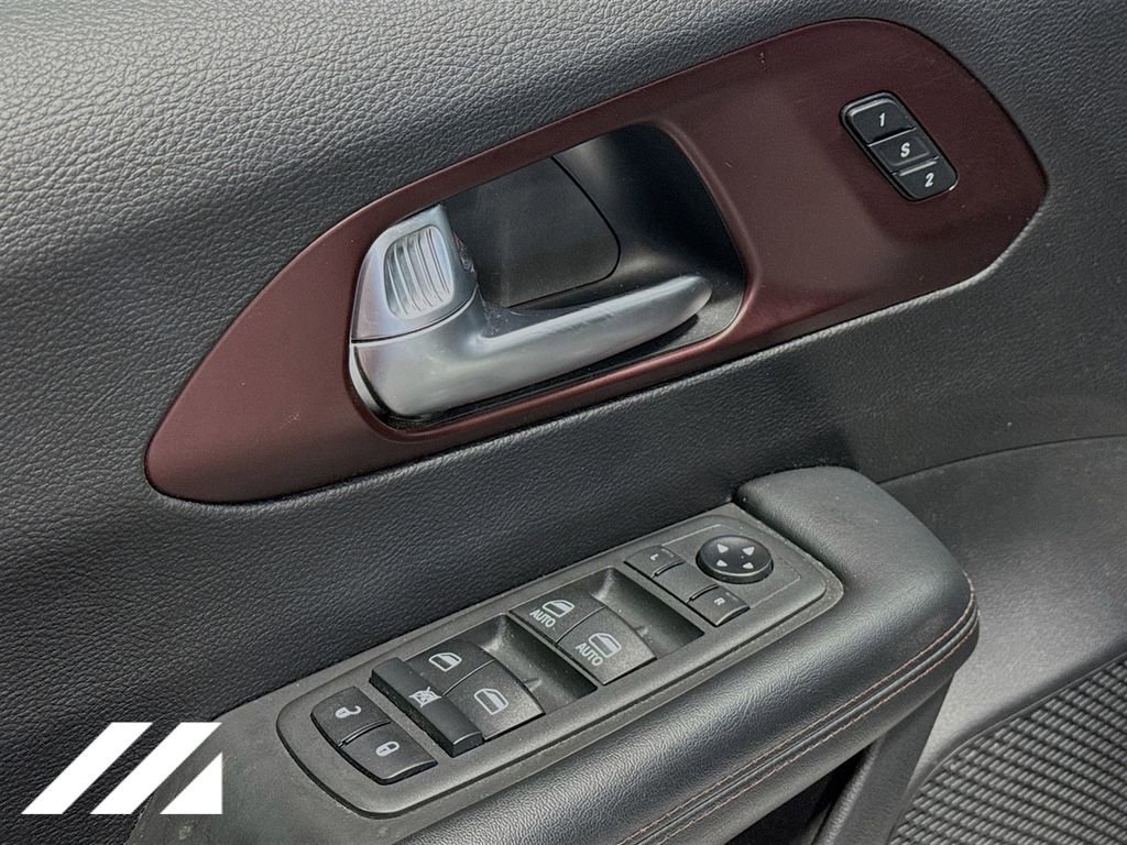 Used 2020 Chrysler Pacifica Touring-L FWD image 19