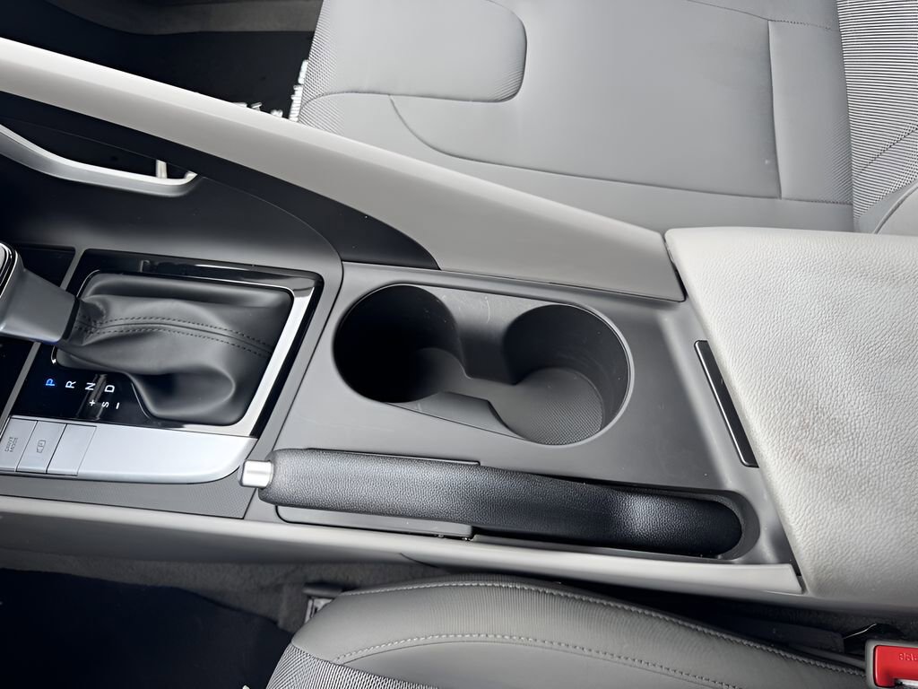 Used 2025 Hyundai Elantra SE image 11