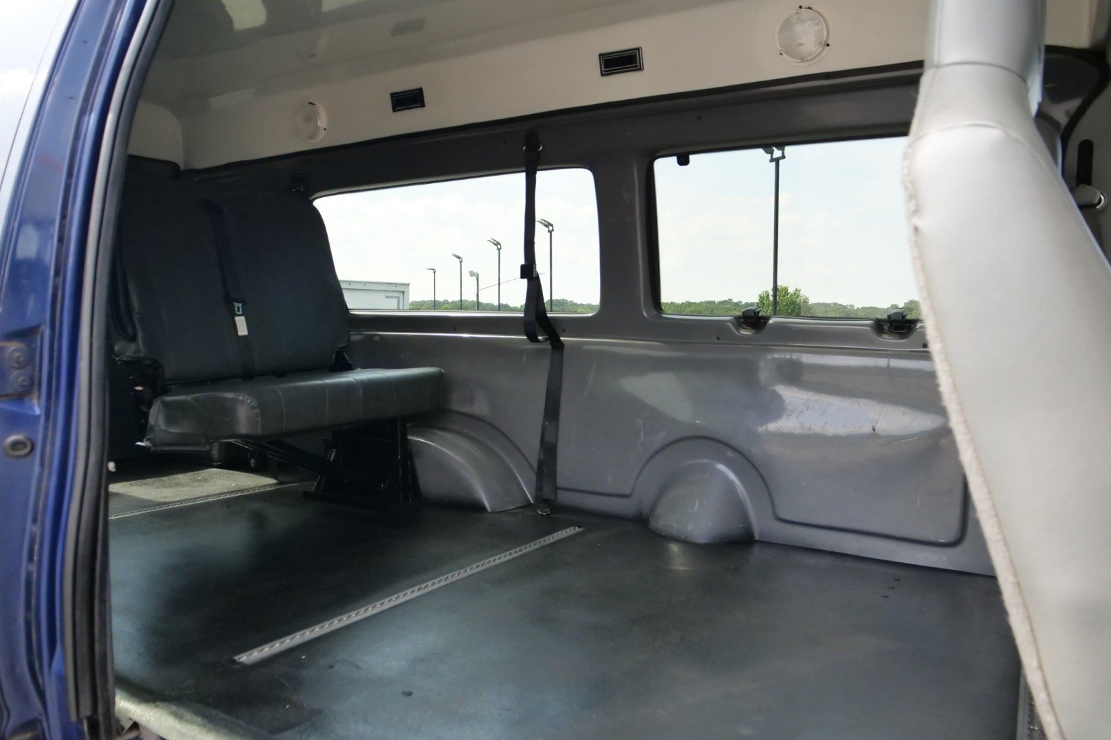 Used 2010 Ford E-250 and Econoline 250 Extended RWD image 12