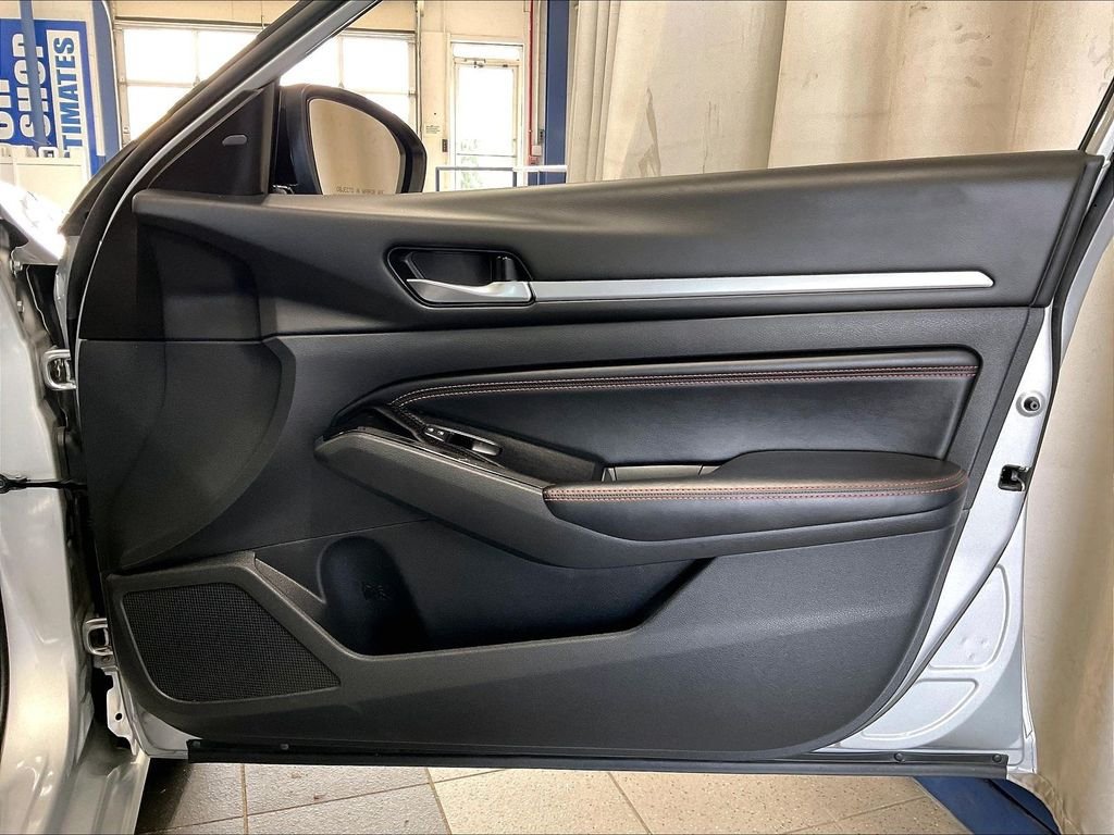 Used 2023 Nissan Altima 2.5 SR FWD image 12
