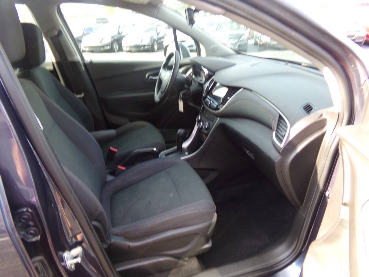Used 2018 Chevrolet Trax LS FWD image 25