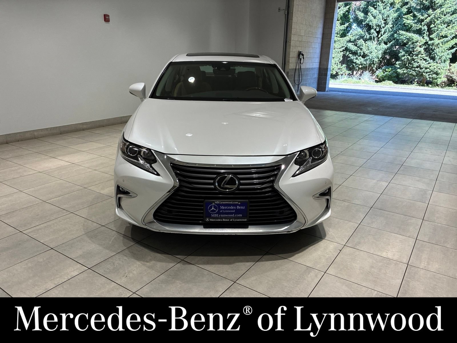 Used 2017 Lexus ES 350 w/ Premium Package FWD image 2