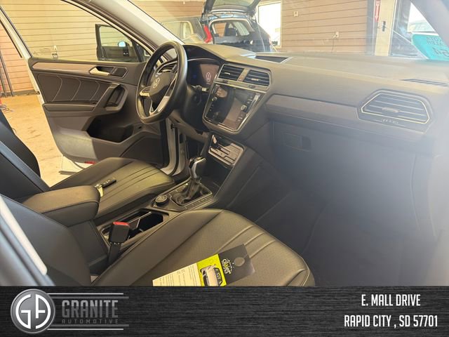 Used 2024 Volkswagen Tiguan SE w/ Panoramic Sunroof Package image 33