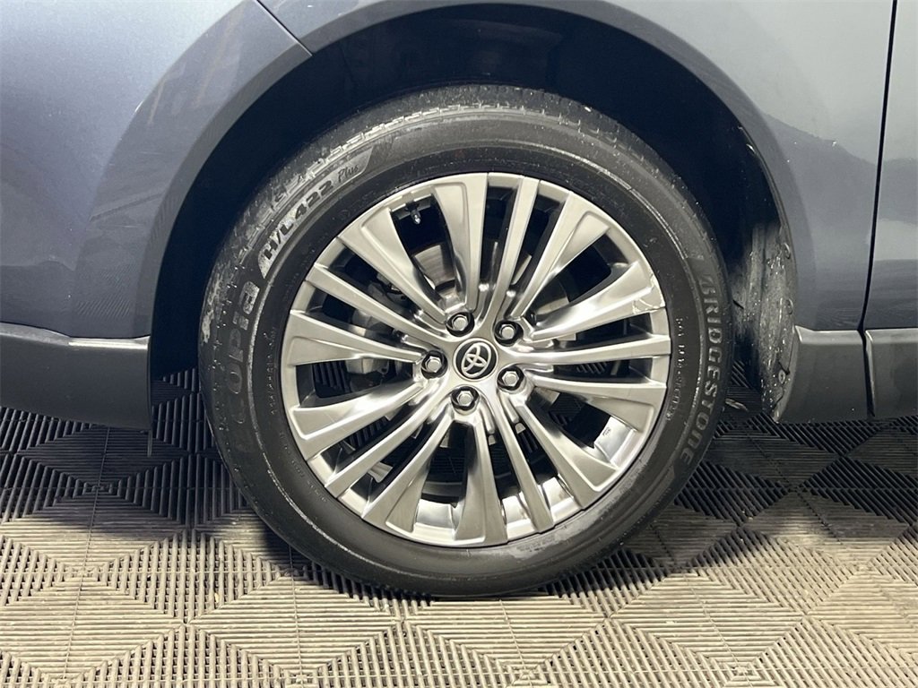 Used 2021 Toyota Venza XLE image 12