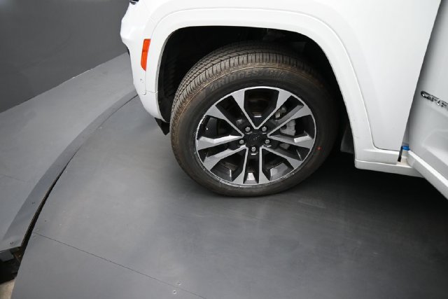 Used 2024 Jeep Grand Cherokee Overland w/ Trailer Tow Package AWD/4WD image 26