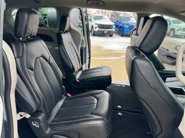 Used 2024 Chrysler Pacifica Touring-L image 17